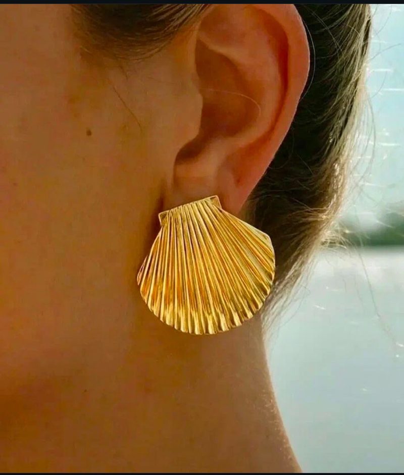 Golden Shell Stud Earring - Image 3