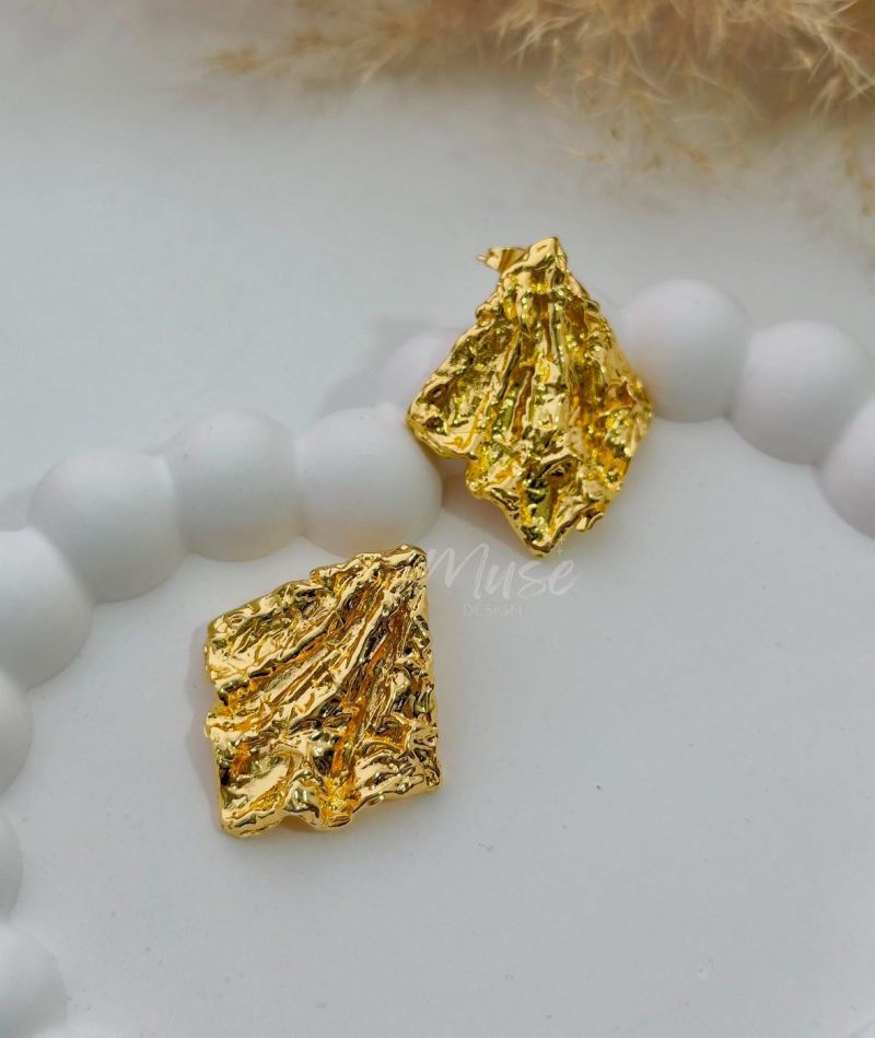 Golden Crushed Shell Stud Earring
