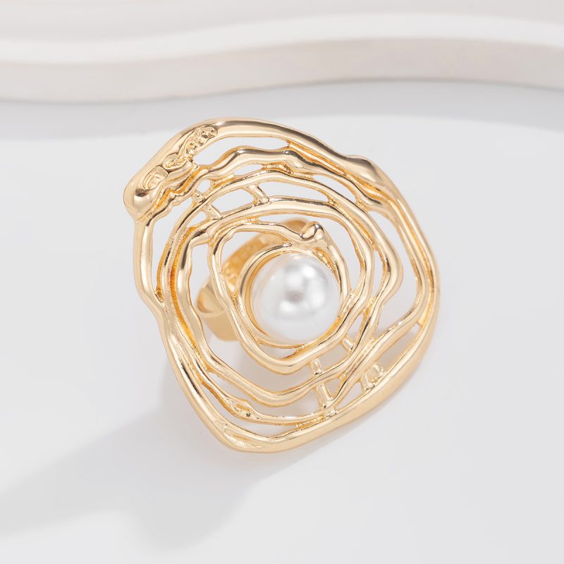 Big Golden Web Mid Pearl Finger Ring