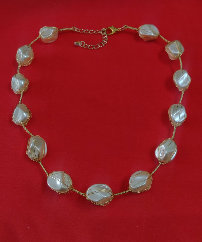Off White Lily Peral Choker Style Set